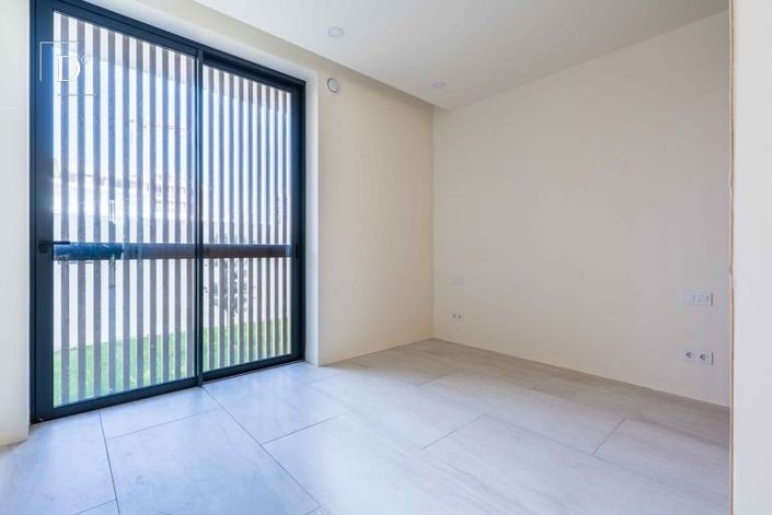 Image No.20-4 Bed House for sale