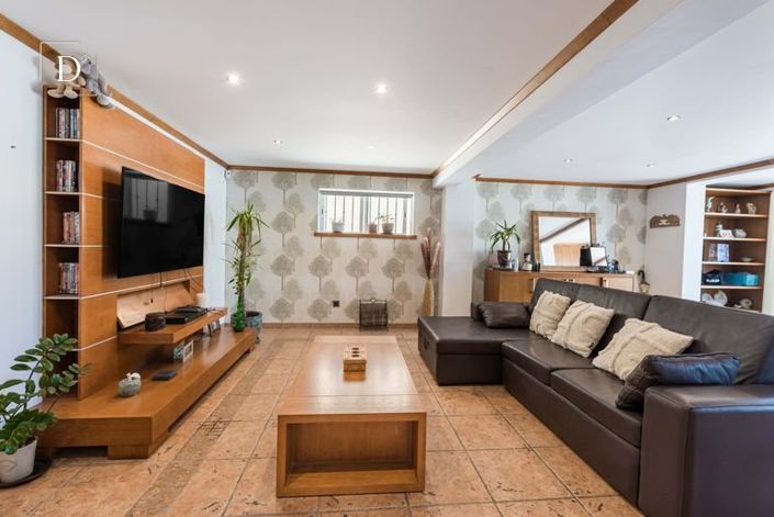 Image No.10-3 Bed House for sale