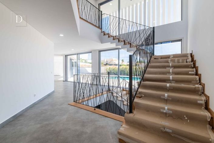 Image No.17-4 Bed House for sale