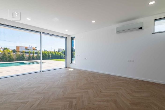 Image No.18-4 Bed House for sale