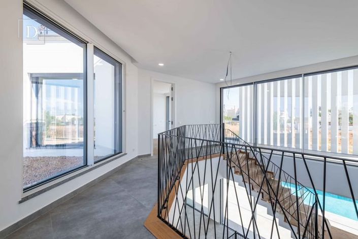 Image No.20-4 Bed House for sale