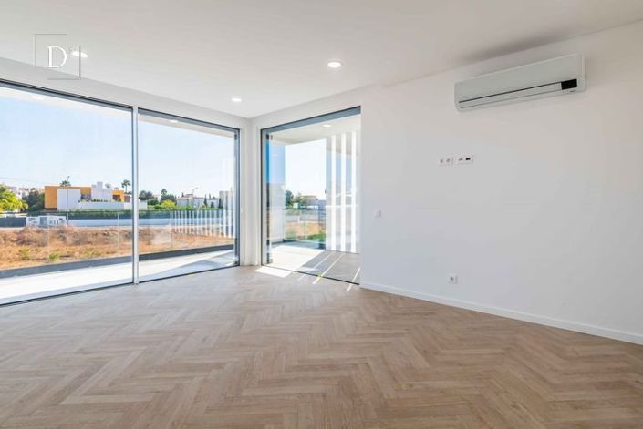Image No.24-4 Bed House for sale
