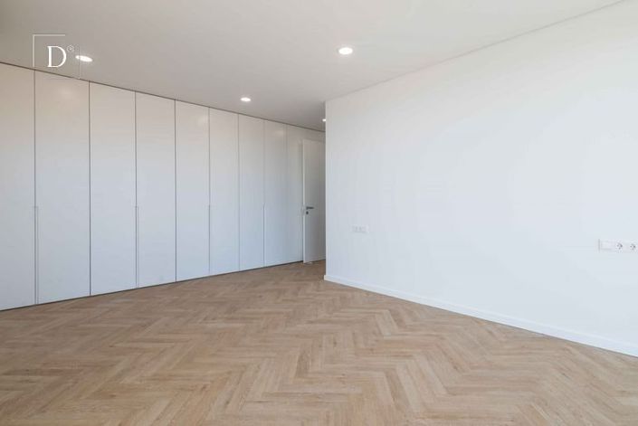 Image No.25-4 Bed House for sale