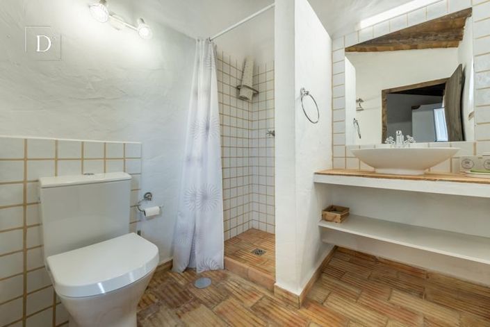 Image No.17-7 Bed Property for sale