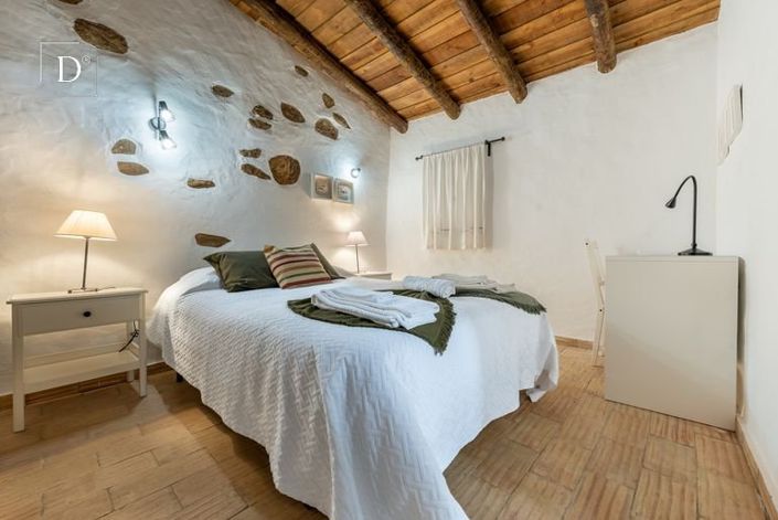 Image No.25-7 Bed Property for sale