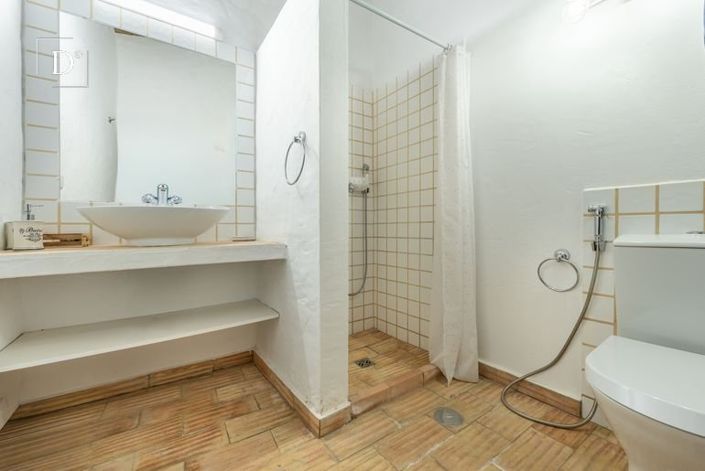 Image No.27-7 Bed Property for sale