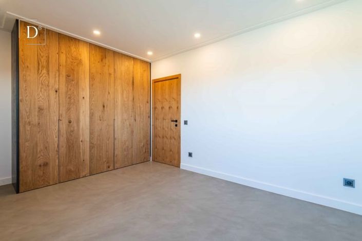 Image No.34-5 Bed House for sale