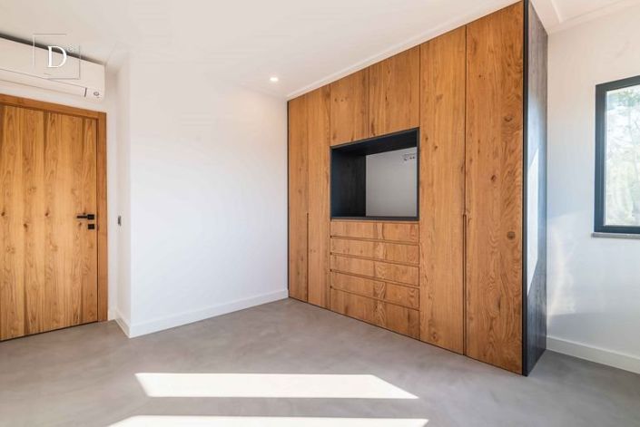 Image No.42-5 Bed House for sale