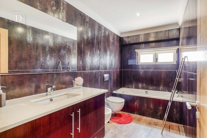 Image No.19-4 Bed House for sale