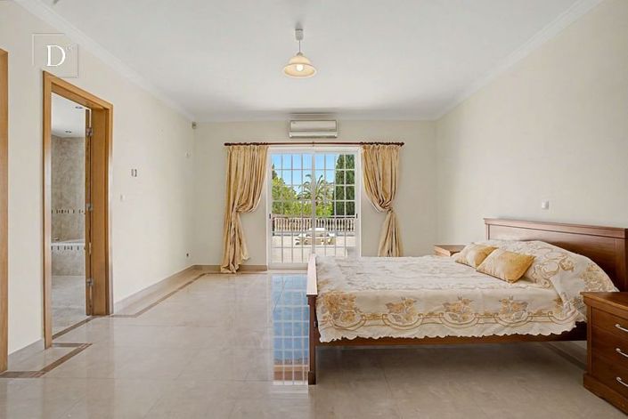 Image No.6-4 Bed House for sale