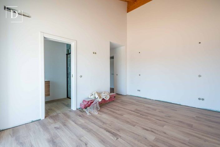 Image No.18-2 Bed House for sale