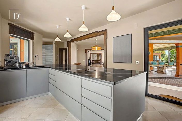 Image No.19-5 Bed House for sale
