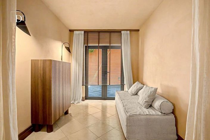 Image No.42-5 Bed House for sale