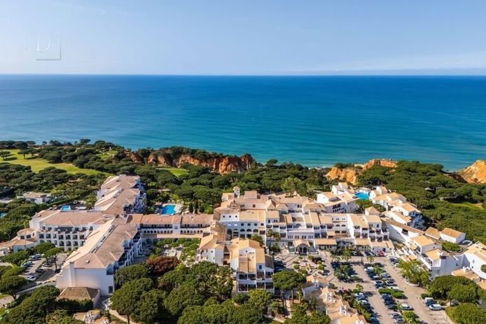 Top-Floor 1 Bedroom Apartment in Pine Cliffs Resort