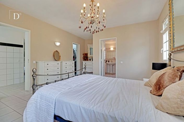 Image No.18-5 Bed House for sale