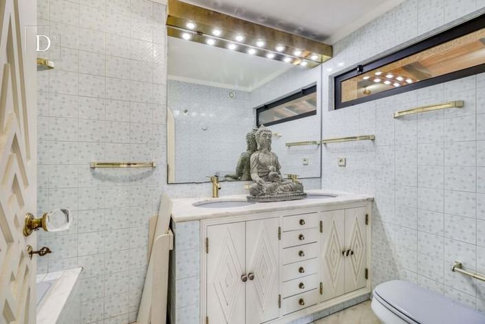 Image No.30-8 Bed House for sale