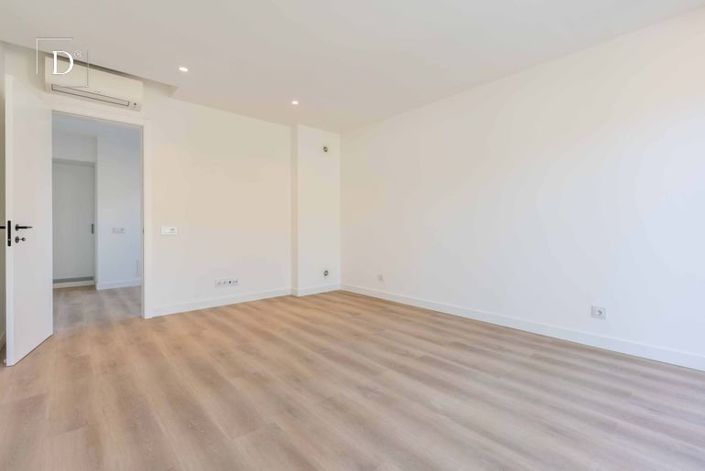 Image No.20-5 Bed House for sale