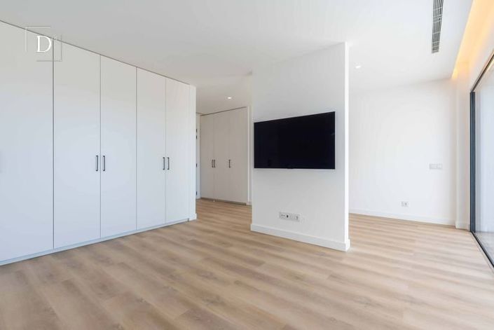 Image No.30-5 Bed House for sale