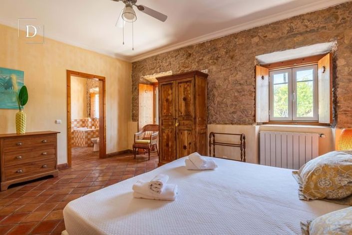 Image No.3-9 Bed Property for sale
