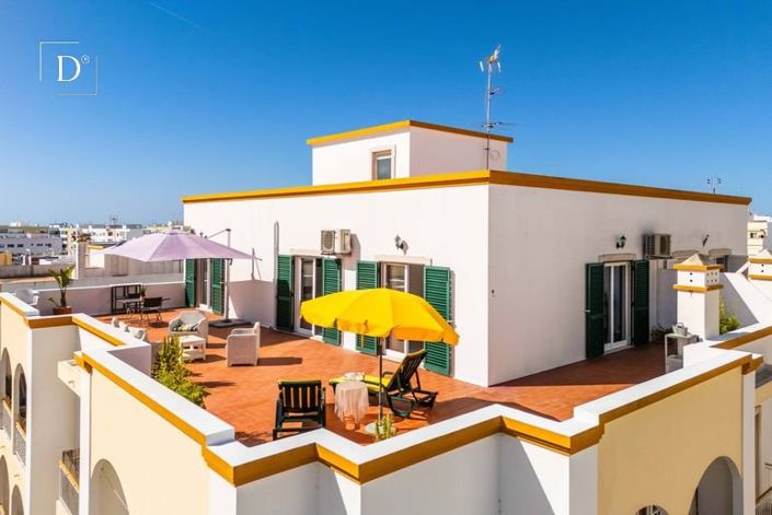 Top floor apartment with 80 m² terrace and transferable AL license