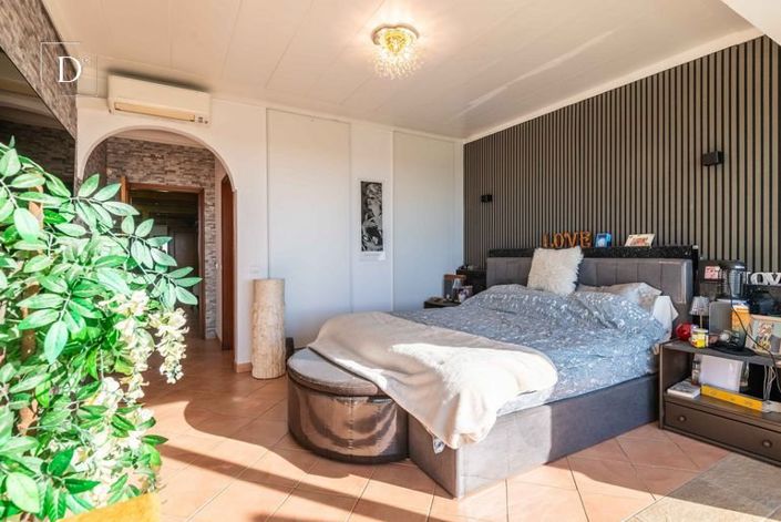 Image No.15-4 Bed House for sale