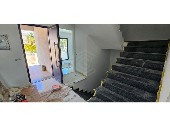 Image No.8-4 Bed House for sale