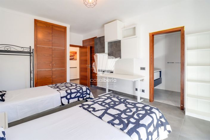 Image No.27-4 Bed House for sale
