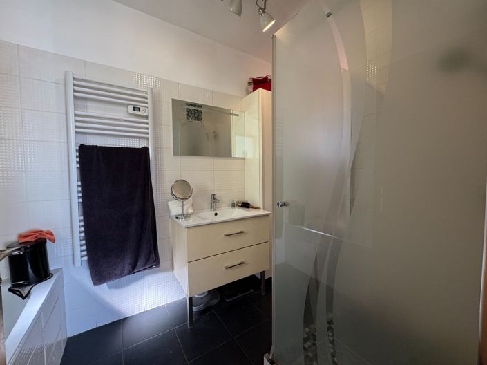 Image No.8-3 Bed House for sale