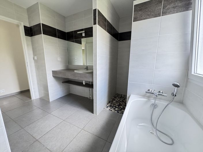 Image No.10-4 Bed House for sale