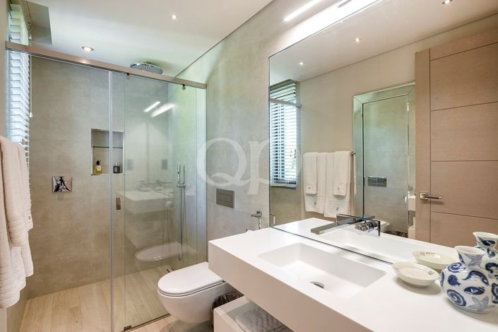 Image No.30-6 Bed House for sale