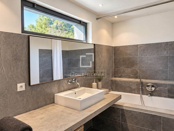 Image No.20-4 Bed House for sale