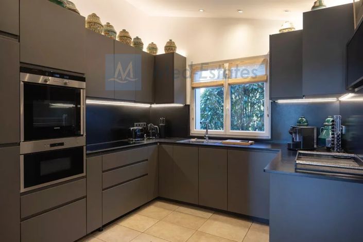 Image No.7-5 Bed House for sale