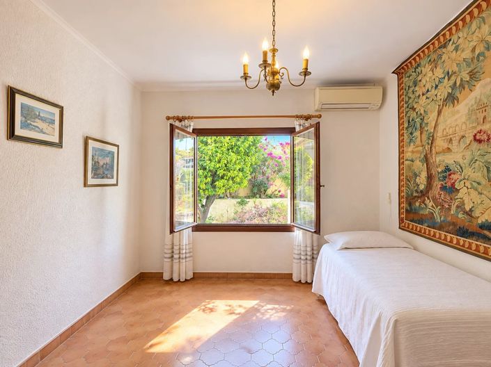 Image No.8-5 Bed House for sale