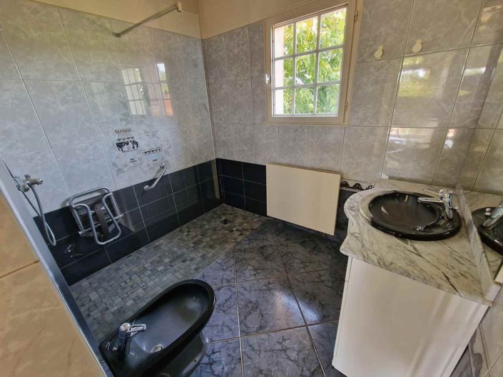 Image No.12-2 Bed House for sale