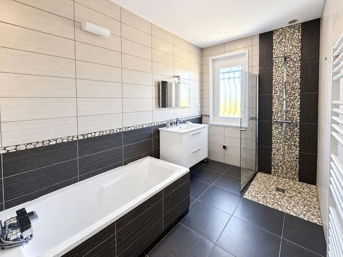 Image No.8-4 Bed House for sale