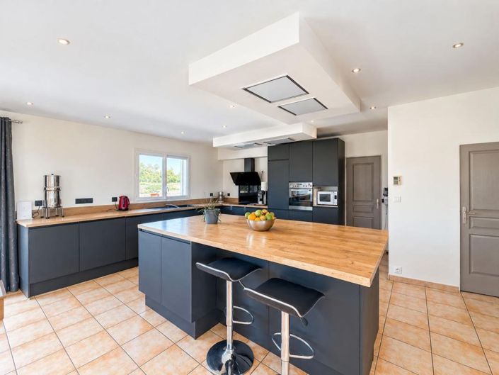 Image No.8-7 Bed House for sale