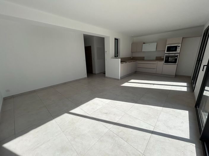 Image No.10-3 Bed House for sale
