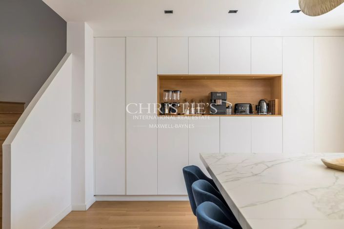 Image No.8-5 Bed House for sale