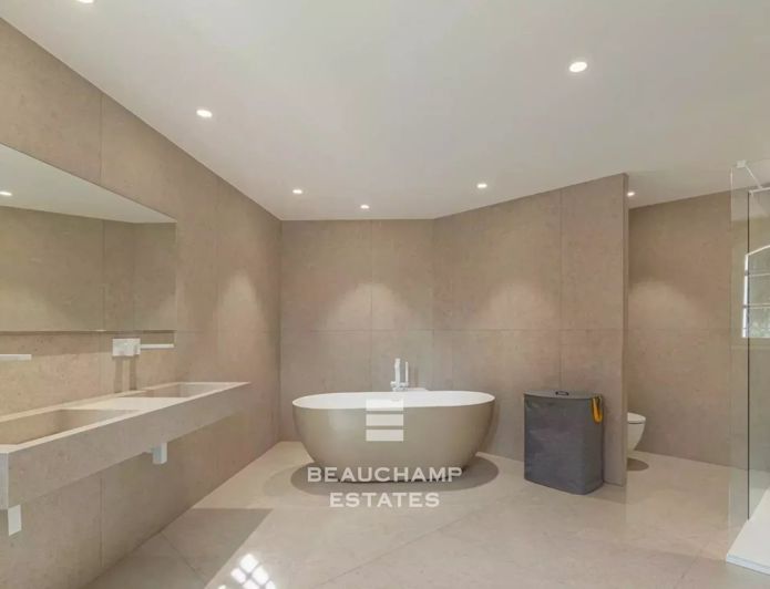 Image No.6-5 Bed House for sale