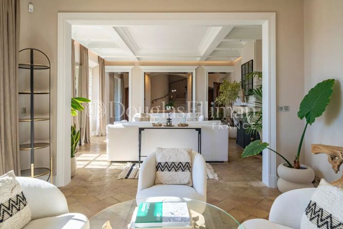 Image No.8-7 Bed House for sale