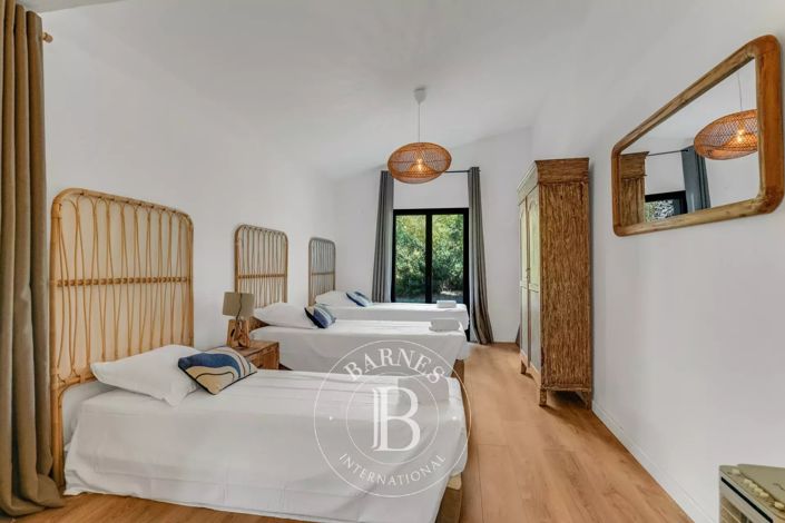 Image No.16-6 Bed House for sale