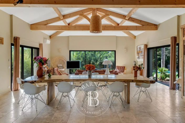 Image No.8-6 Bed House for sale