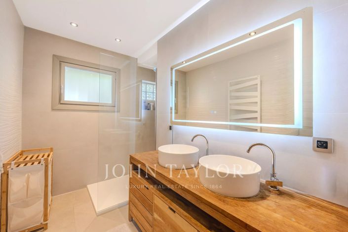 Image No.17-5 Bed House for sale