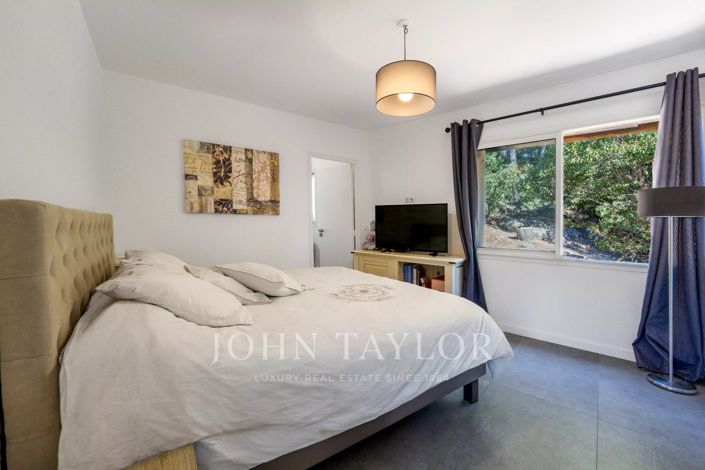 Image No.24-5 Bed House for sale