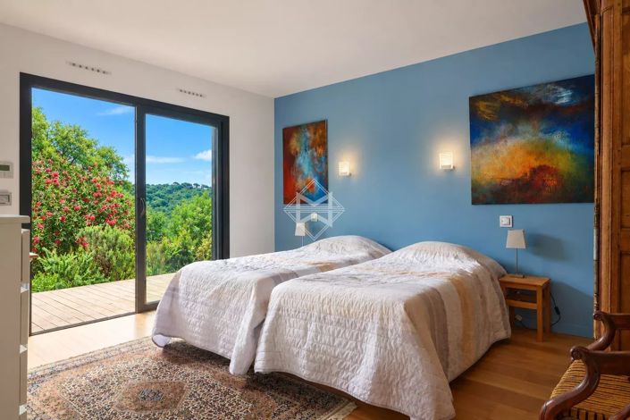Image No.10-6 Bed House for sale