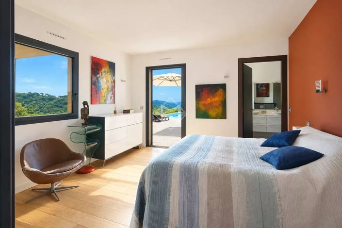 Image No.8-6 Bed House for sale