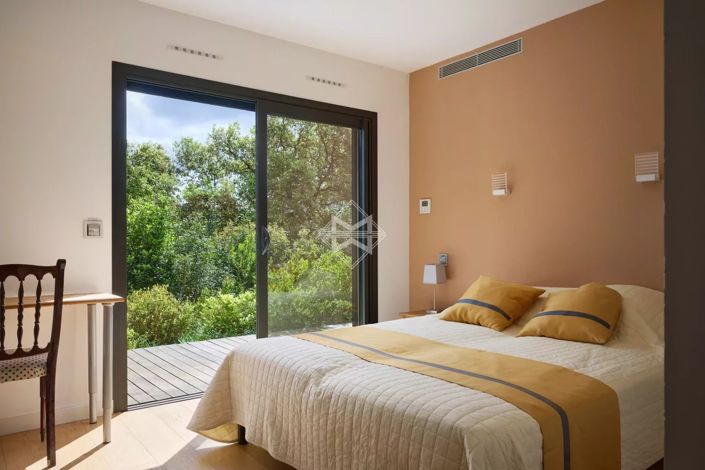 Image No.9-6 Bed House for sale