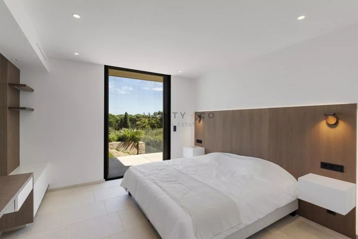 Image No.17-6 Bed House for sale
