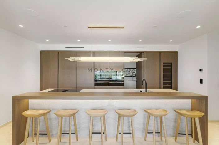 Image No.8-6 Bed House for sale