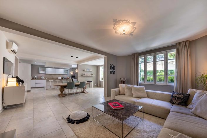 Image No.8-5 Bed House for sale